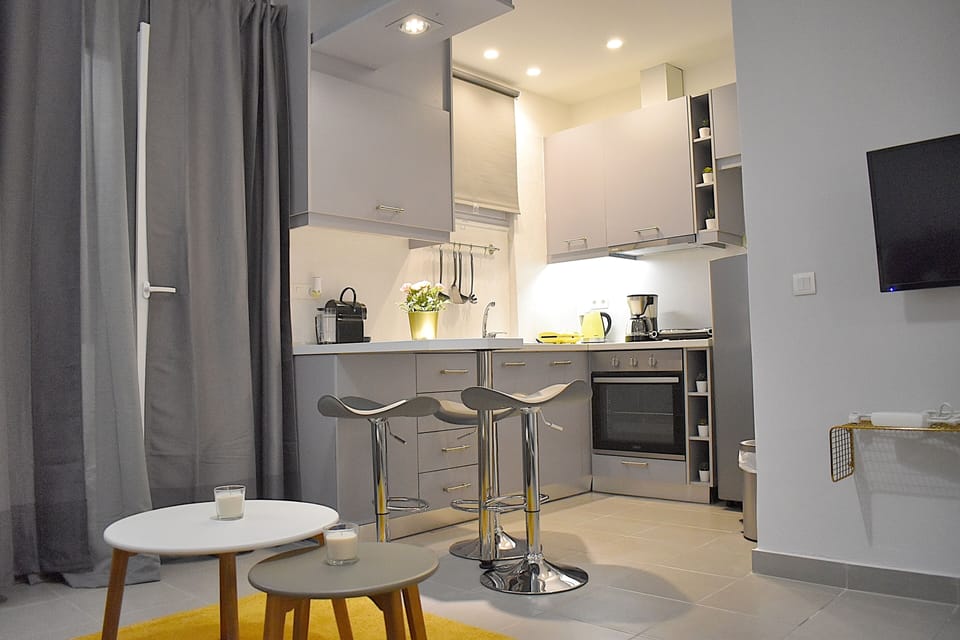 Room | In-room dining