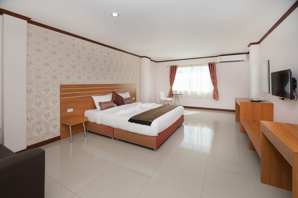 Superior Room | Minibar, in-room safe, desk, laptop workspace