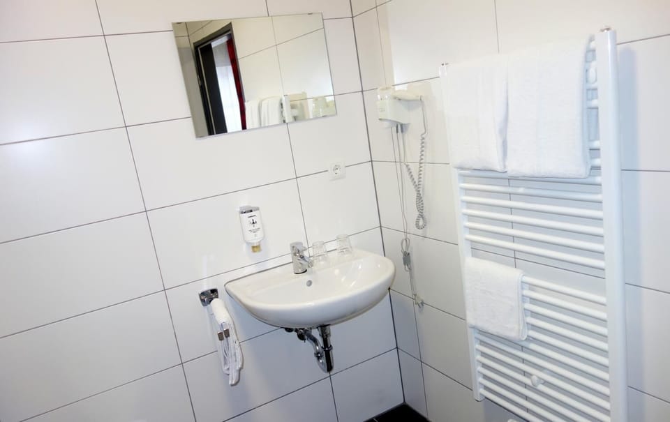 Shower, free toiletries, towels
