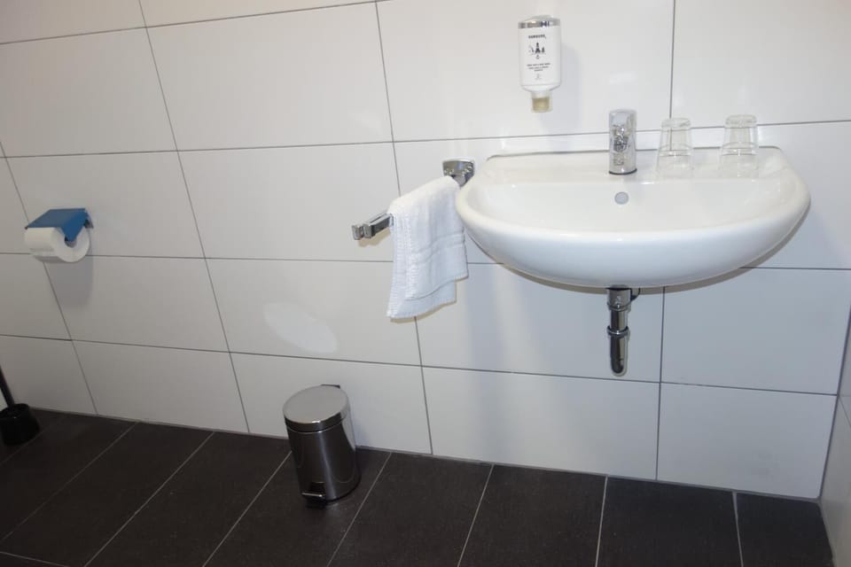 Shower, free toiletries, towels