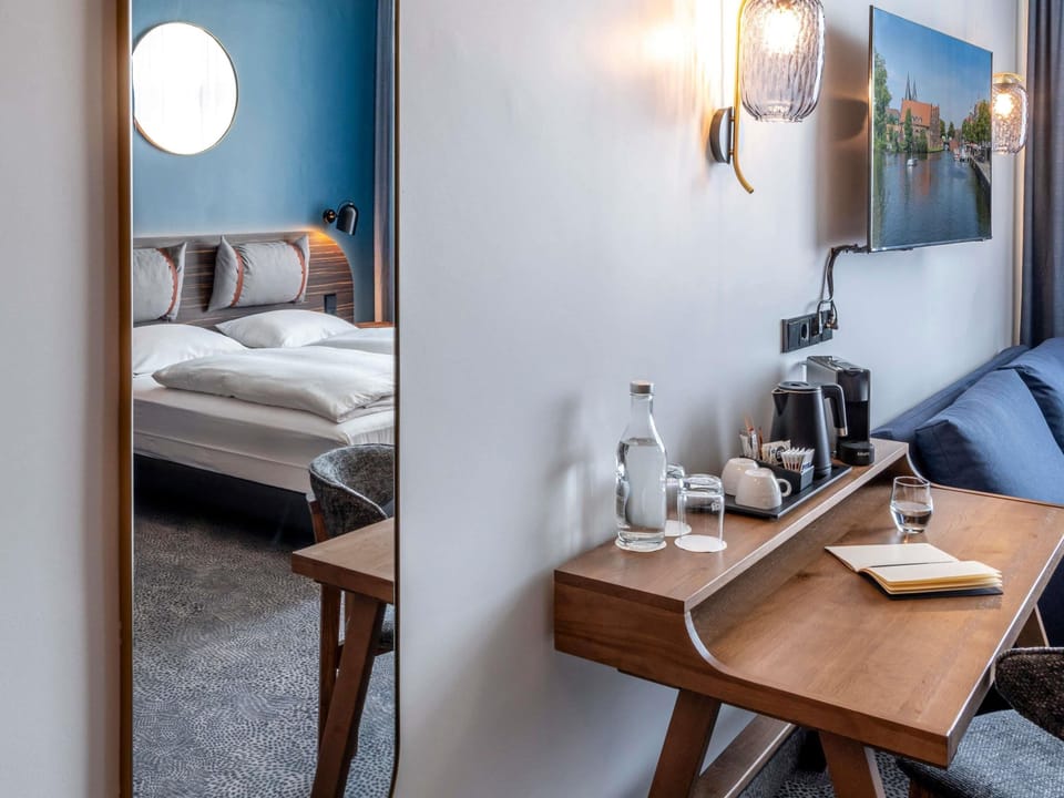 Desk, soundproofing, free WiFi, bed sheets
