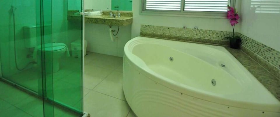 Shower, free toiletries, towels