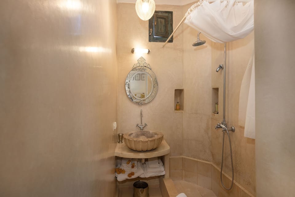 Classic Room (Safran) | Bathroom | Shower, rainfall showerhead, free toiletries, hair dryer