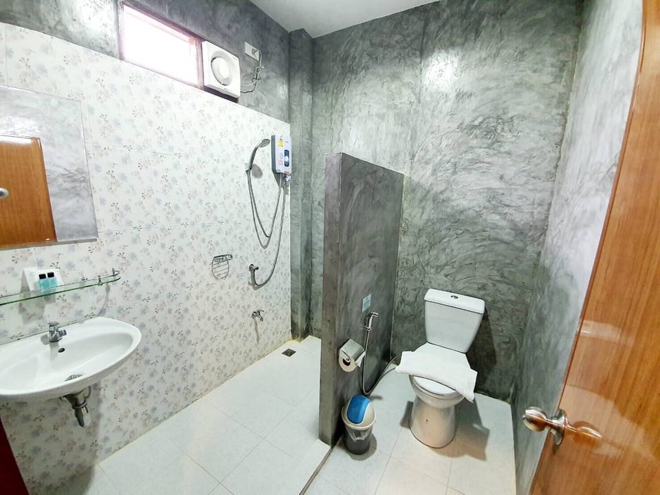 Shower, free toiletries, towels, soap