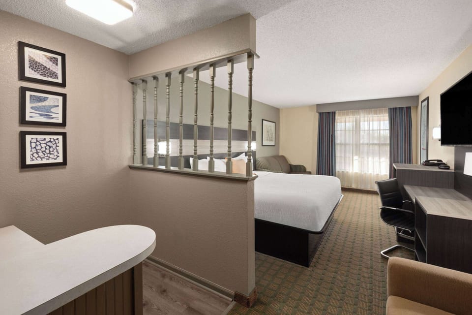 Suite, 1 King Bed, Non Smoking | Premium bedding, desk, laptop workspace, soundproofing