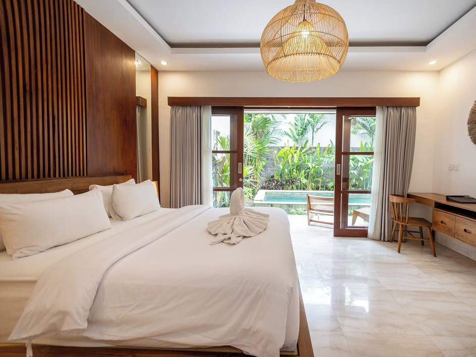Luxury Room | Minibar, in-room safe, individually decorated, individually furnished