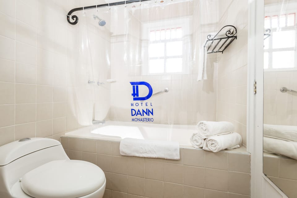 Standard Double Room | Bathroom | Shower, rainfall showerhead, free toiletries, hair dryer