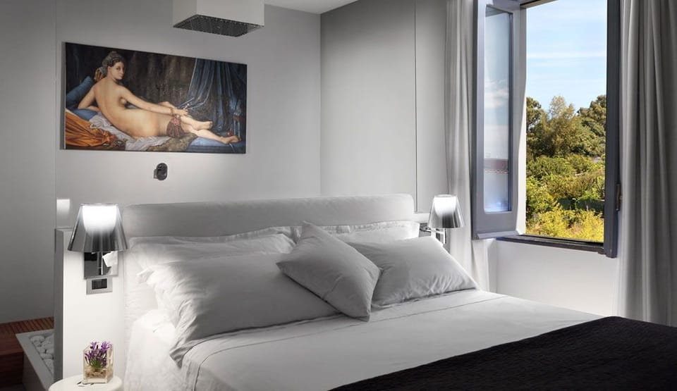 Suite, 1 King Bed, Bathtub | Frette Italian sheets, minibar, in-room safe, desk
