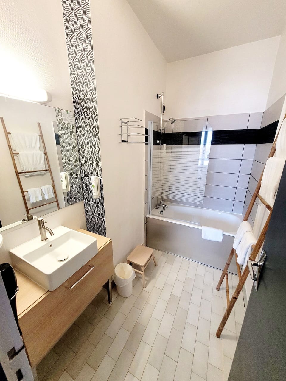 Rainfall showerhead, hair dryer, towels, soap
