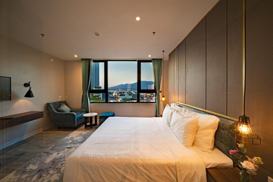 Minibar, in-room safe, desk, WiFi (free)