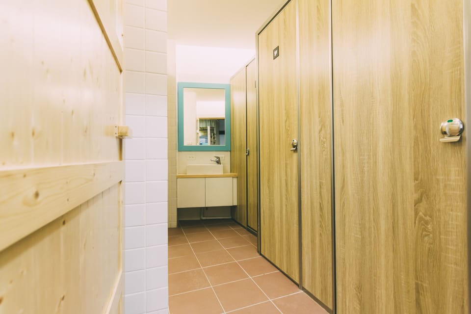 Shower, hair dryer, towels, shampoo