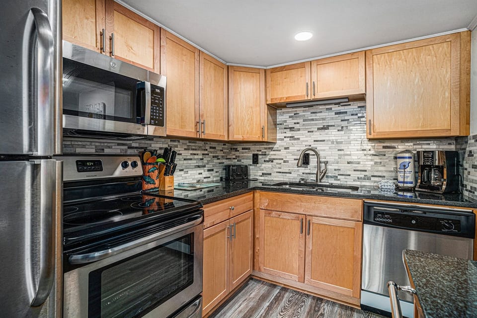 Condo, 1 Bedroom | Private kitchen | Coffee/tea maker, fridge, microwave, oven
