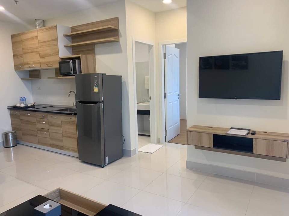 Deluxe Twin Room | Private kitchen | Full-size fridge, microwave, coffee/tea maker, electric kettle