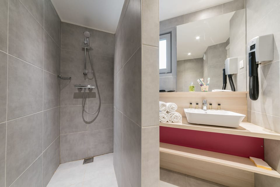 Rainfall showerhead, hair dryer, towels, soap