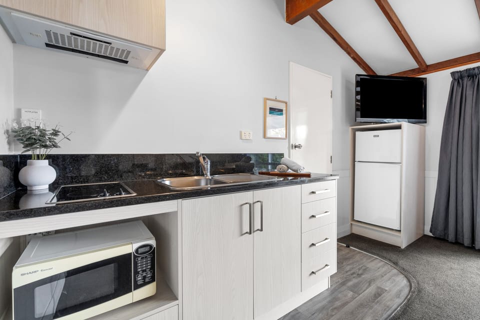 Self Contained Unit - 1 Bedroom Family (1BR) | Private kitchen | Coffee/tea maker, fridge