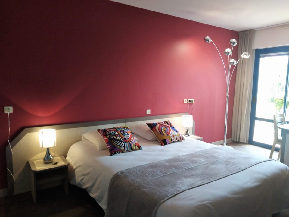 Double Room, Garden View | Desk, free WiFi