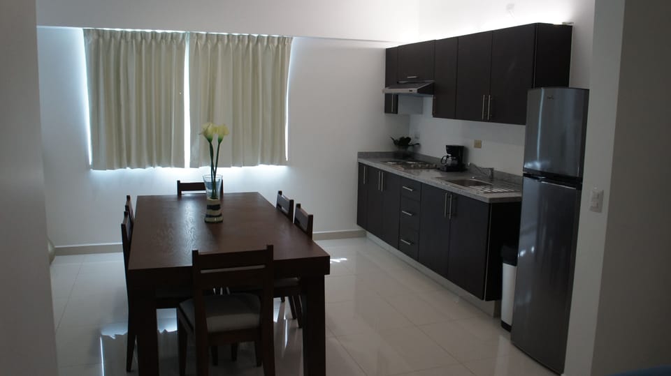 Business Suite, 1 Queen Bed | Private kitchenette | Full-size fridge, dishwasher, griddle, cookware/dishes/utensils