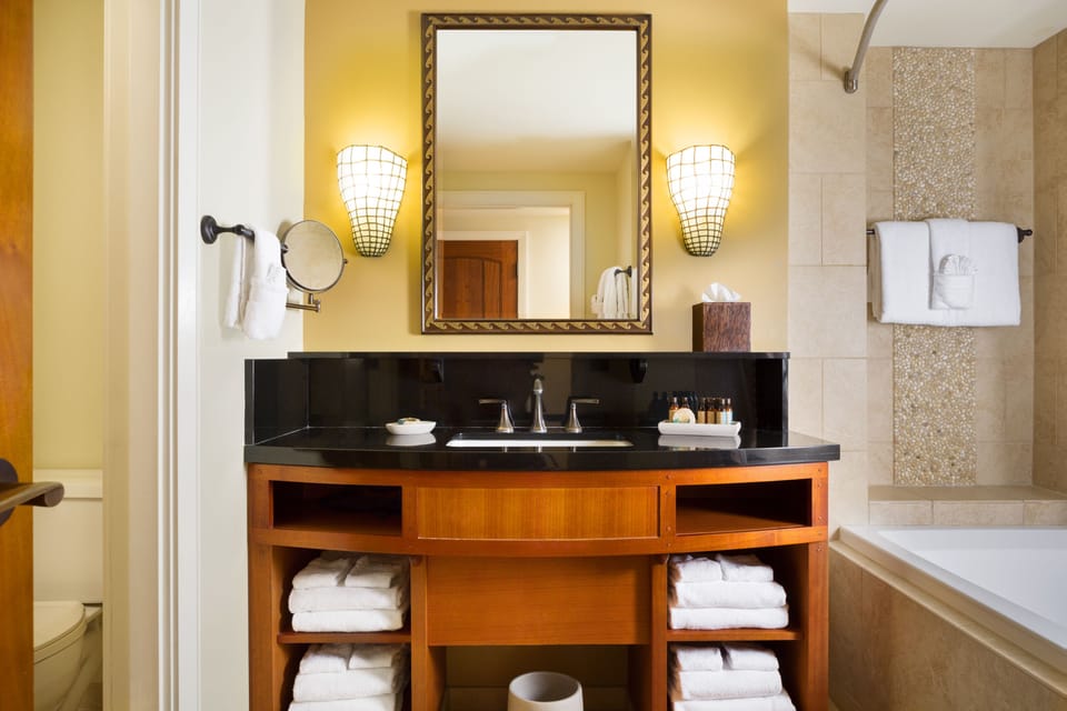 Combined shower/tub, deep soaking tub, rainfall showerhead