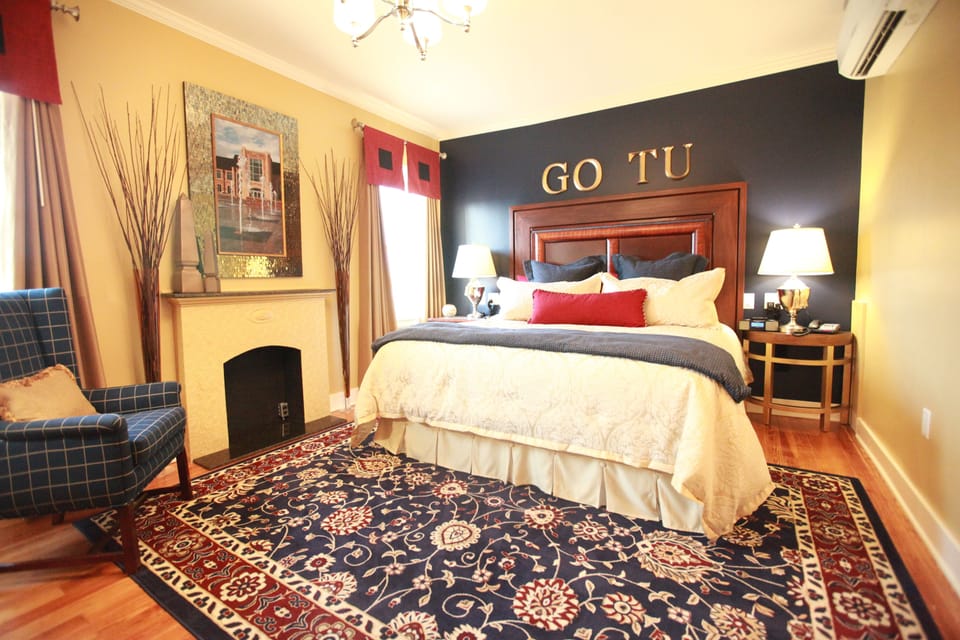 Standard Room, 1 King Bed | Premium bedding, pillowtop beds, in-room safe, individually decorated