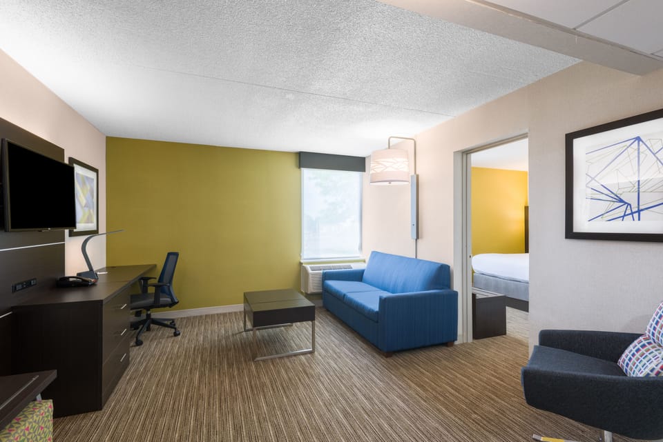 Pillowtop beds, in-room safe, desk, blackout drapes