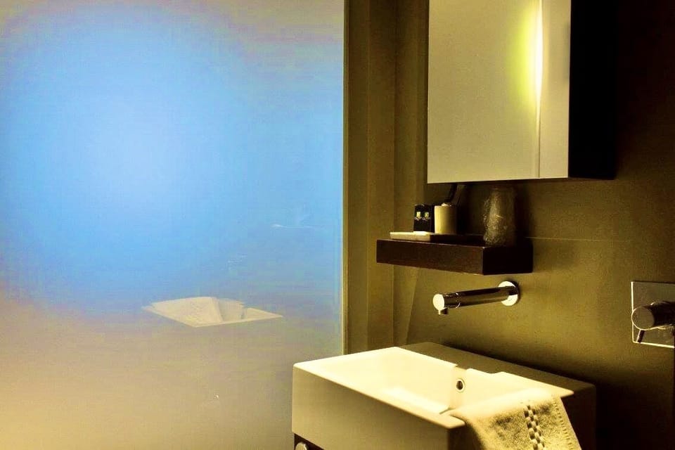 Bathroom sink