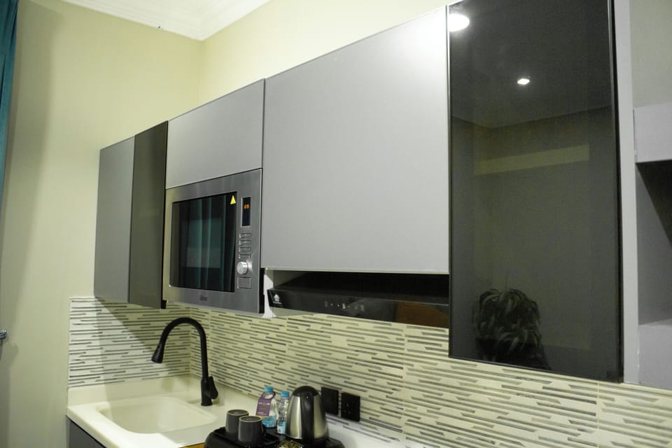 Family Apartment (One-Bedroom Apartment) | Private kitchenette | Electric kettle, paper towels