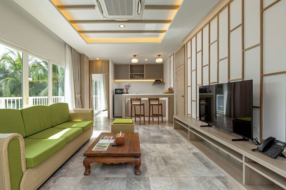 1 Bedroom Junior Suite | Free minibar items, in-room safe, blackout drapes, soundproofing