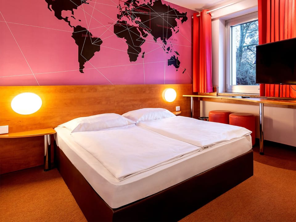 Desk, soundproofing, free WiFi, bed sheets