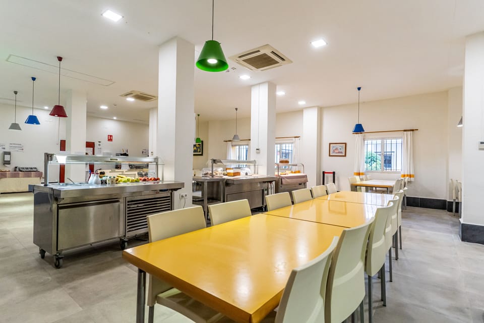 Breakfast and dinner served