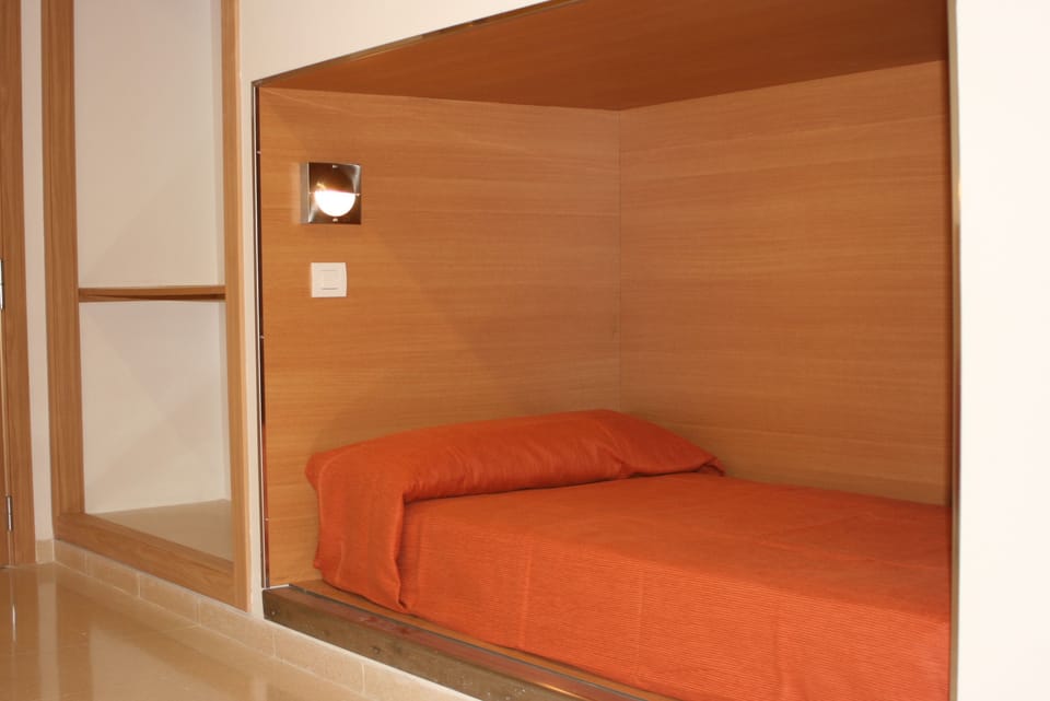Cribs/infant beds, rollaway beds, bed sheets