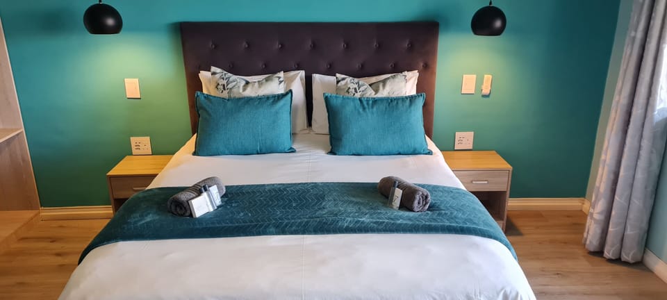 Suite #3 - Sunrise Queen Mountain View | Premium bedding, desk, laptop workspace, blackout drapes
