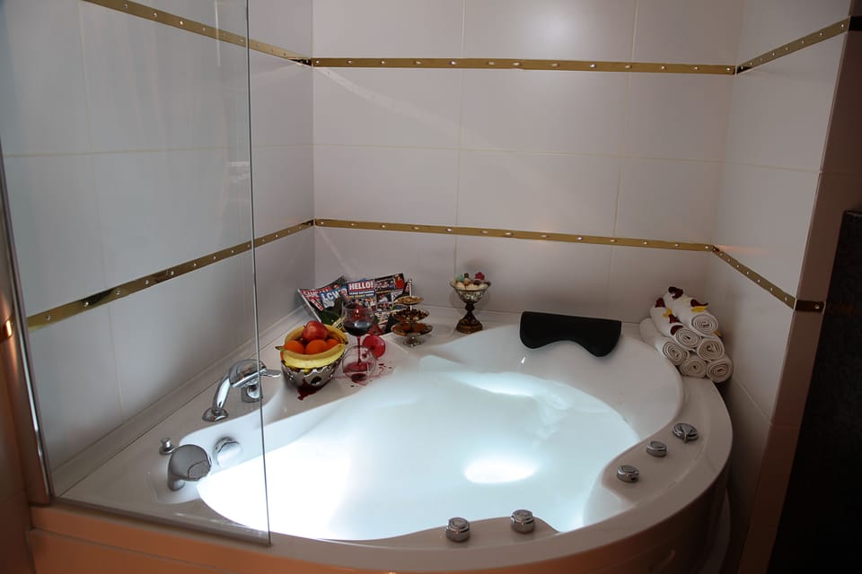 Luxury Suite with Jacuzzi ( Honeymoon Package ) | Jetted tub