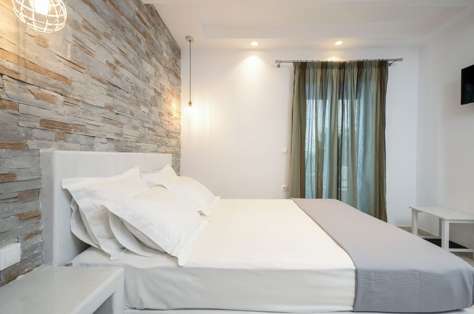 Standard Room | Egyptian cotton sheets, in-room safe, desk, soundproofing