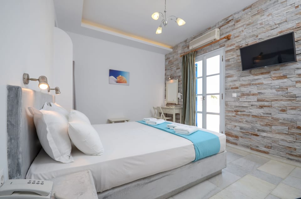 Egyptian cotton sheets, in-room safe, desk, soundproofing