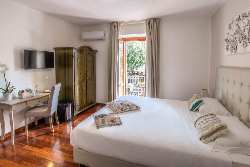 Superior Double Room, Balcony | Premium bedding, minibar, desk, laptop workspace