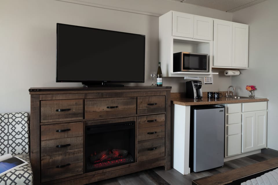 2 Queen Beds Lakeview - Upper Floor - Balcony - 3rd - 5th Floor - with unobstructed view | Premium bedding, pillowtop beds, in-room safe, desk