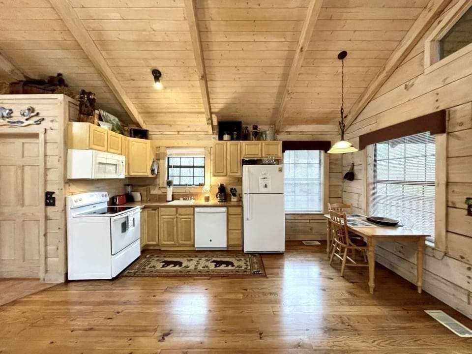 Studio | Private kitchen | Fridge, oven, coffee/tea maker, toaster