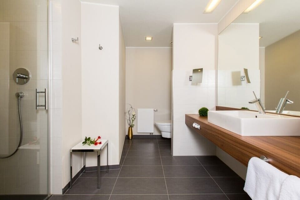 Junior Double Room | Bathroom | Hair dryer, towels, soap, shampoo