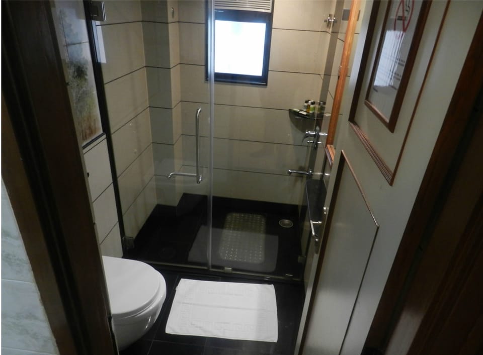 Shower, rainfall showerhead, free toiletries, hair dryer