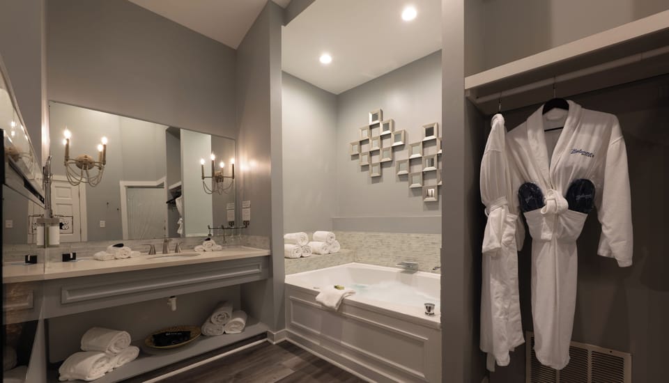 Presidential Swimming Pool Suite | Bathroom | Separate tub and shower, jetted tub, hydromassage showerhead