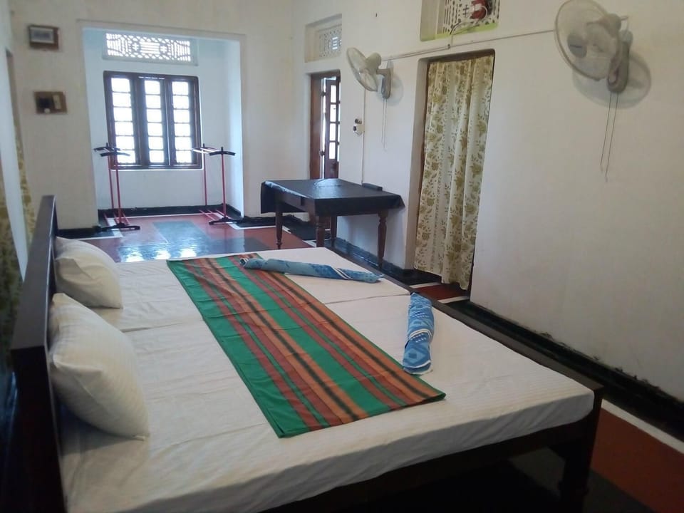 Desk, soundproofing, free WiFi, bed sheets