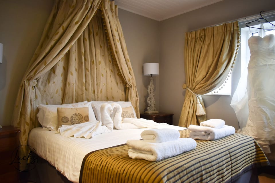 Deluxe Double Room | Desk, iron/ironing board, free WiFi, bed sheets