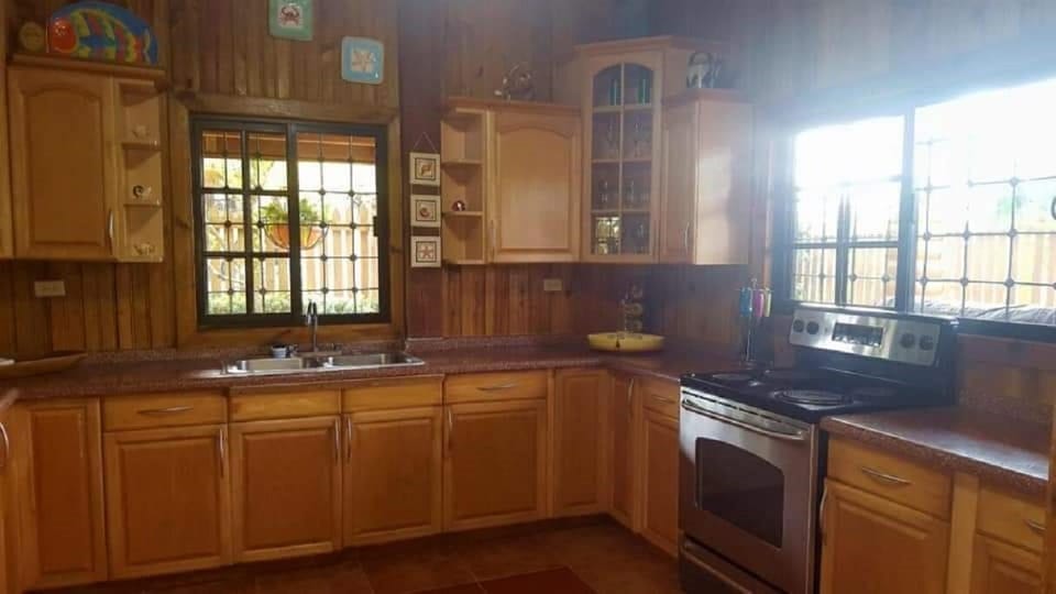 Full-size fridge, microwave, oven, stovetop