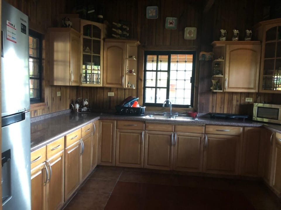 Full-size fridge, microwave, oven, stovetop