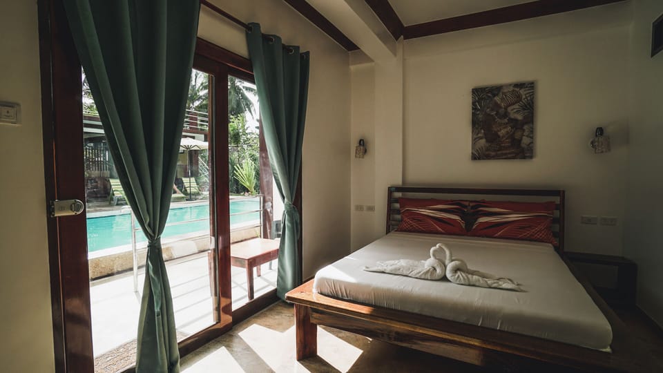 Comfort Double Room | Laptop workspace, bed sheets