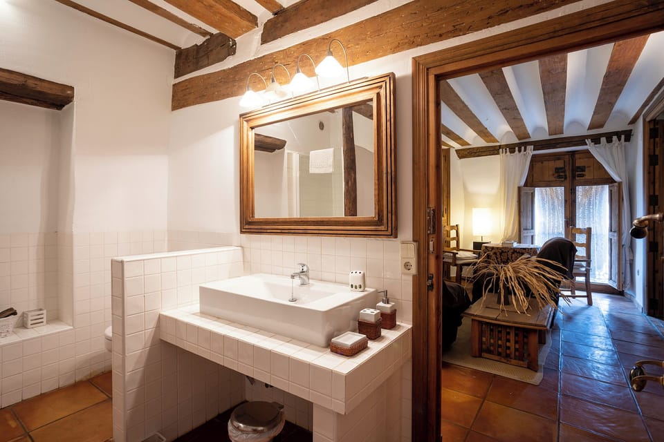 Suite | Bathroom | Free toiletries, hair dryer, towels, soap