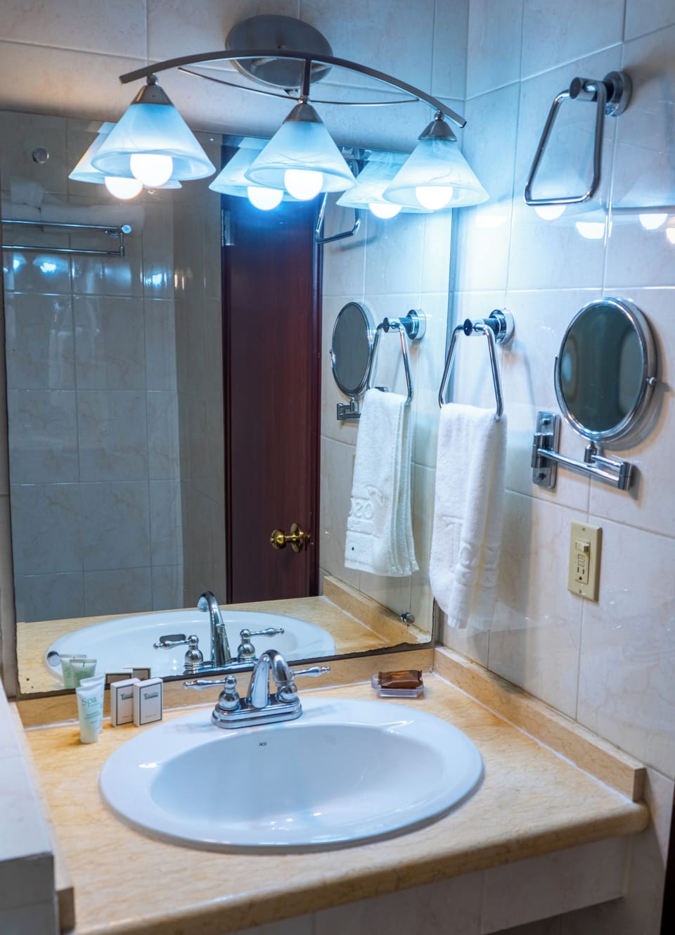 Shower, free toiletries, towels