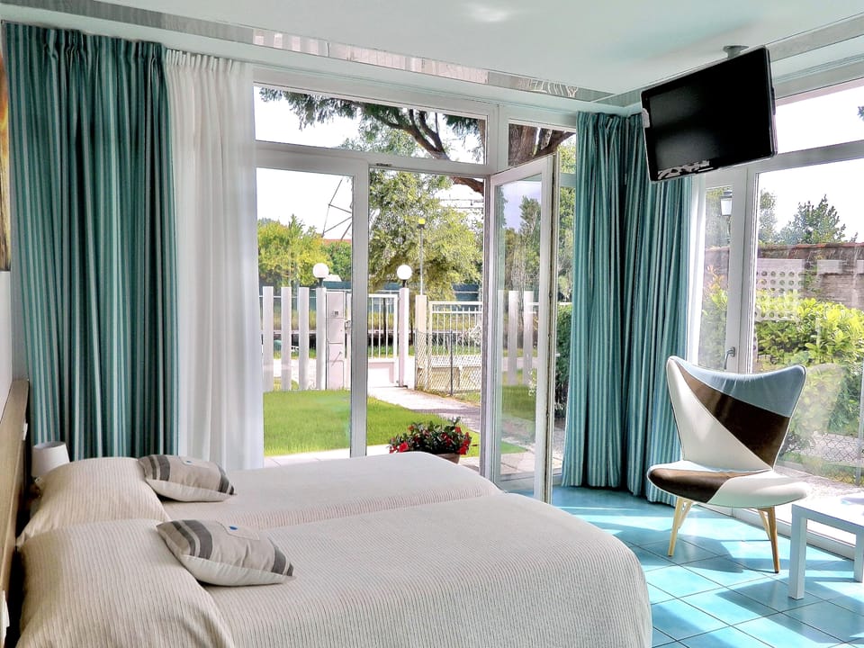 Double or Twin Room, Garden View | Minibar, in-room safe, blackout drapes, soundproofing