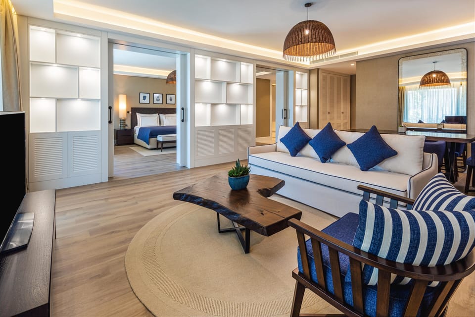 Grand Garden Suite | Minibar, in-room safe, individually decorated, individually furnished