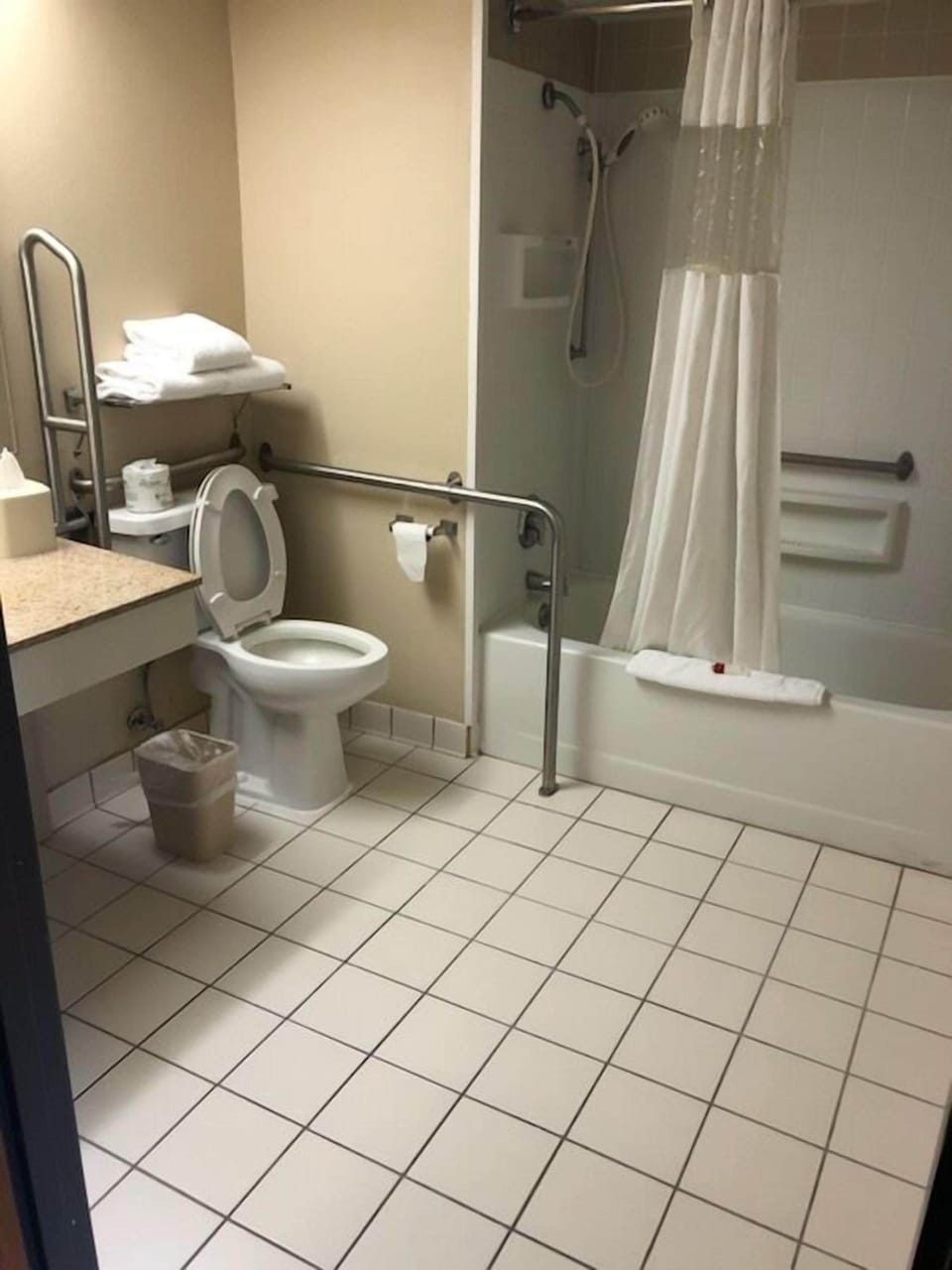Combined shower/tub, free toiletries, hair dryer, towels